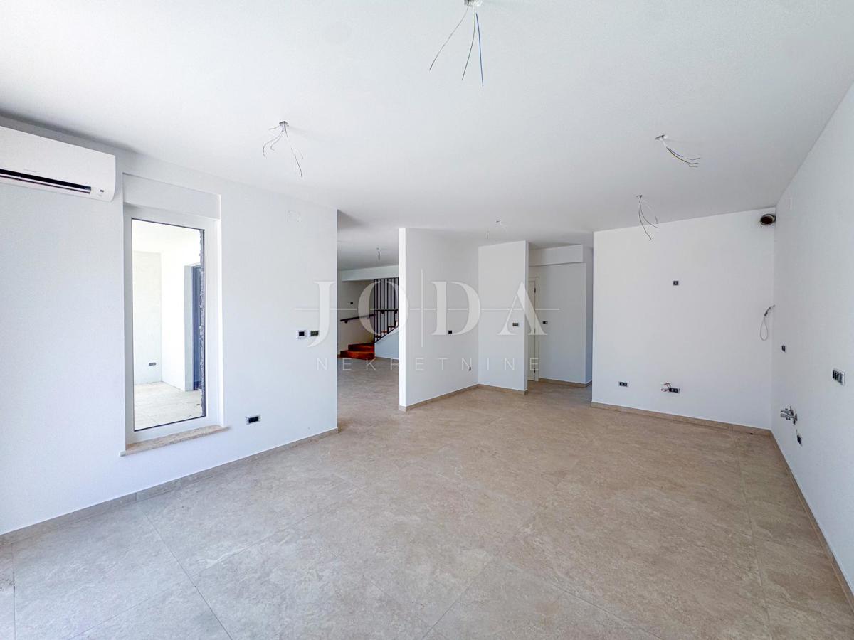 Kraljevica, luksuzni apartma z bazenom in vrtom