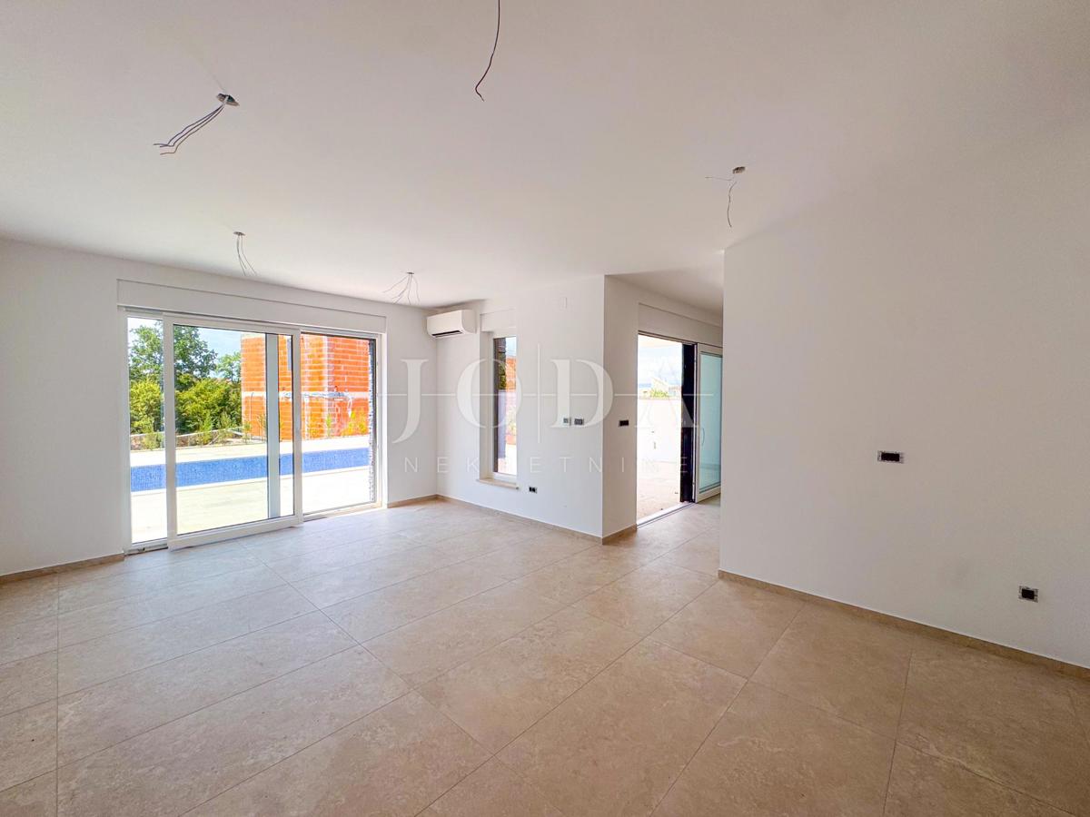 Kraljevica, luksuzni apartma z bazenom in vrtom