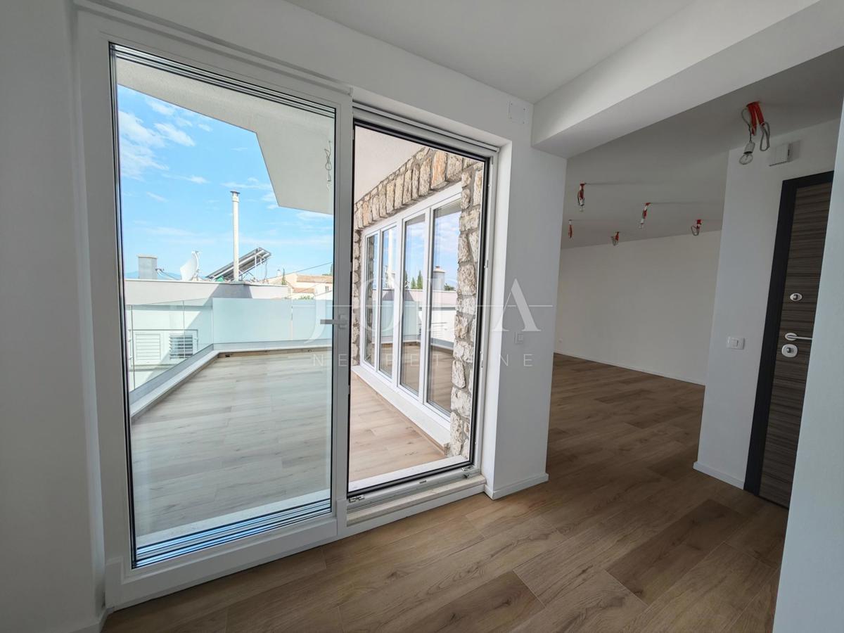 Crikvenica, trisobno stanovanje + garaža, 120,72 m²