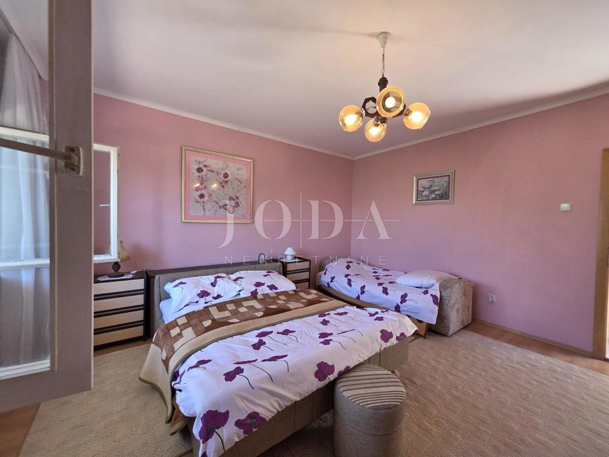Novi Vinodolski, Smokvica Krmpotska, hiša z dvema stanovanjema