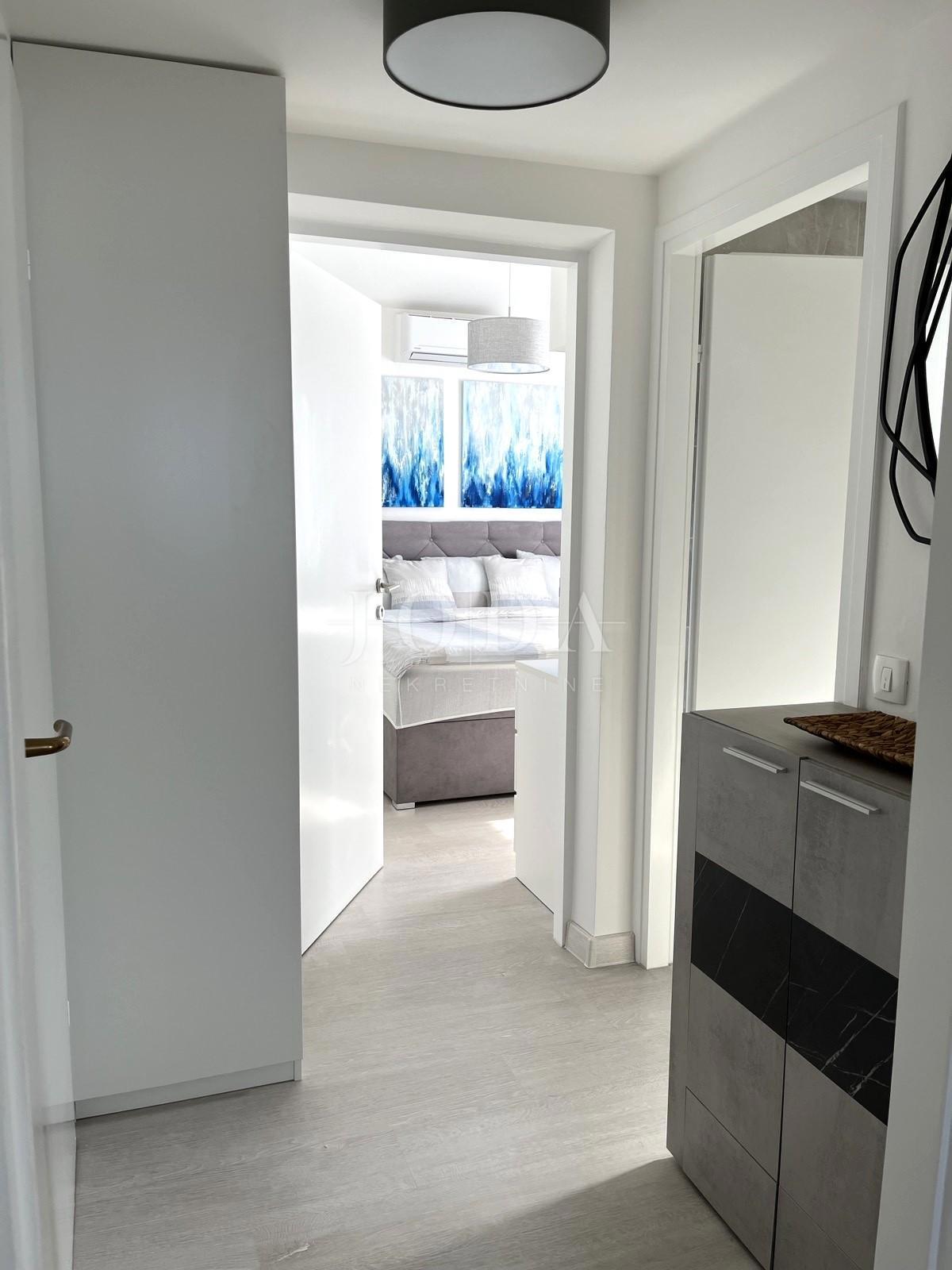 Prenovljeno stanovanje z odprtim pogledom na morje