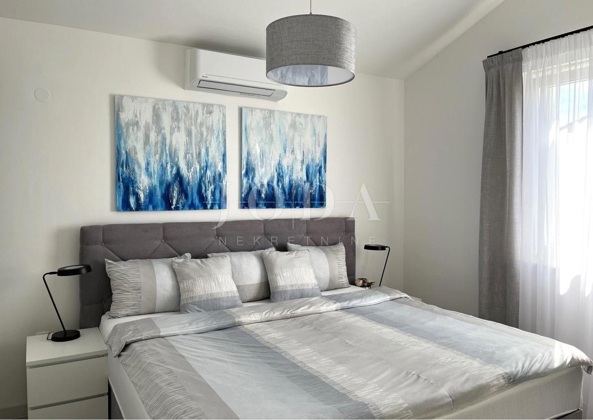 Prenovljeno stanovanje z odprtim pogledom na morje