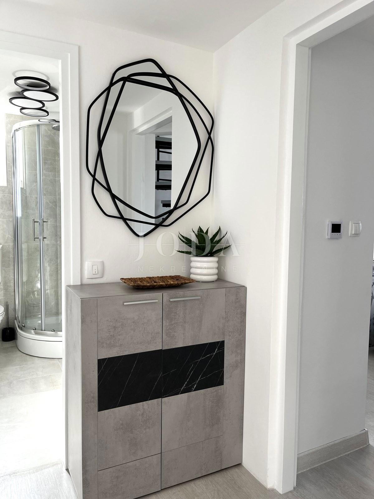 Prenovljeno stanovanje z odprtim pogledom na morje