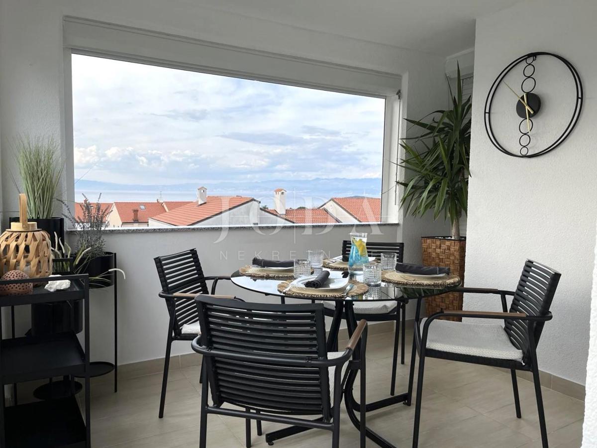 Prenovljeno stanovanje z odprtim pogledom na morje