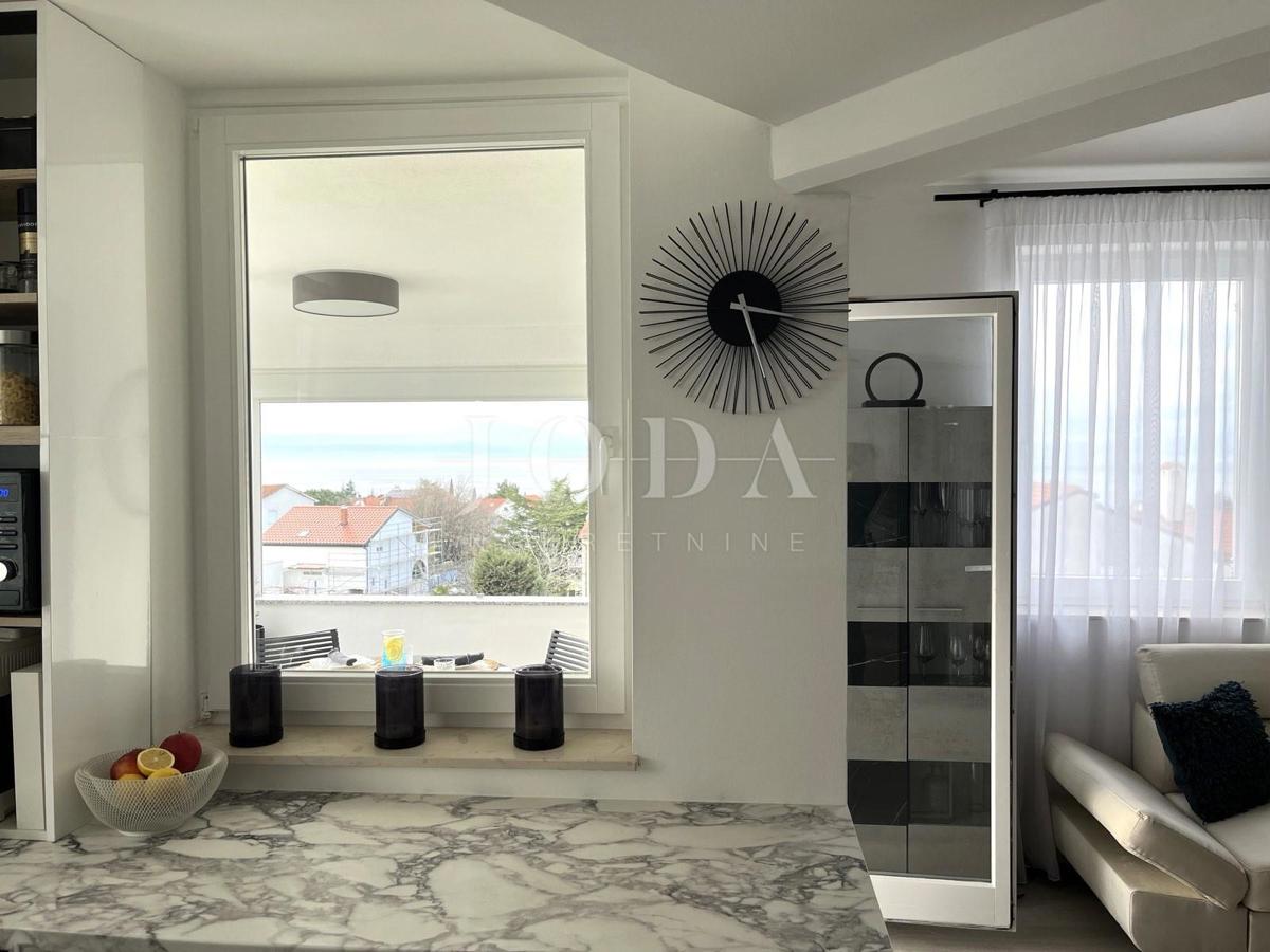 Prenovljeno stanovanje z odprtim pogledom na morje