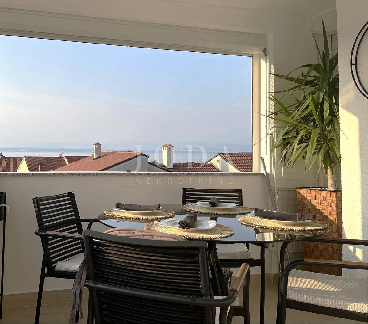 Prenovljeno stanovanje z odprtim pogledom na morje