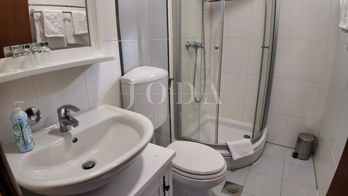 Investicijska priložnost – Apartmajska hiša z bazenom v Crikvenici