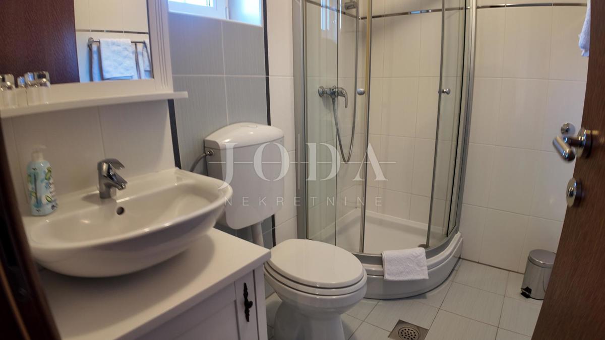 Investicijska priložnost – Apartmajska hiša z bazenom v Crikvenici