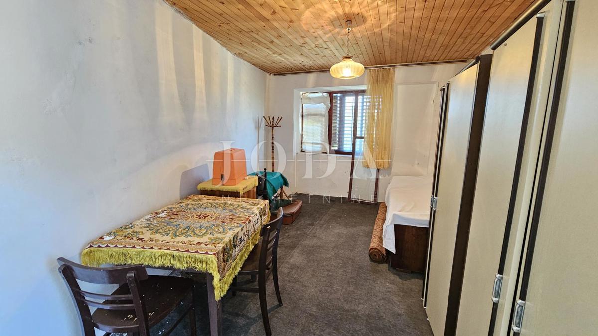 Kamnita starina Grižane s pogledom na jezero