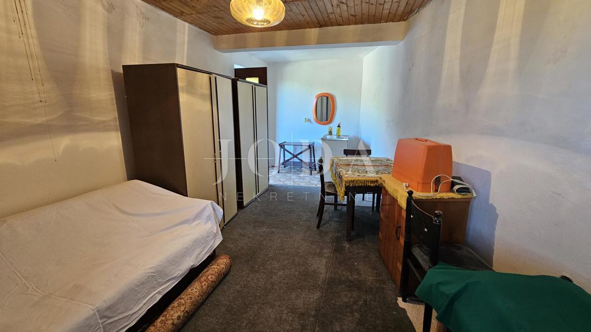 Kamnita starina Grižane s pogledom na jezero