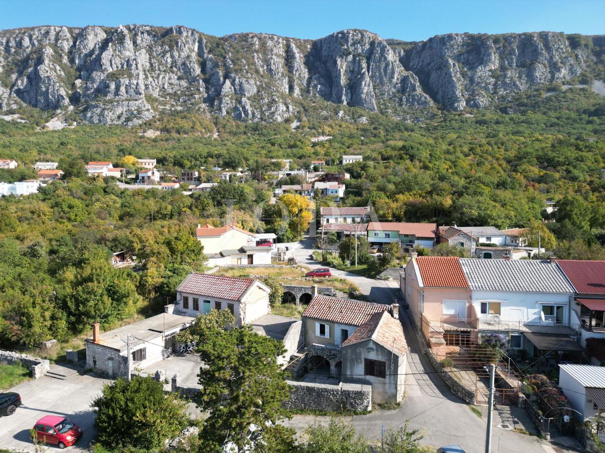 Kamnita starina Grižane s pogledom na jezero