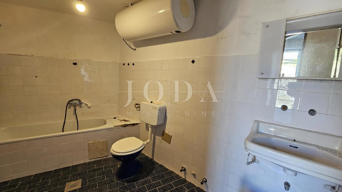 Kamnita starina Grižane s pogledom na jezero