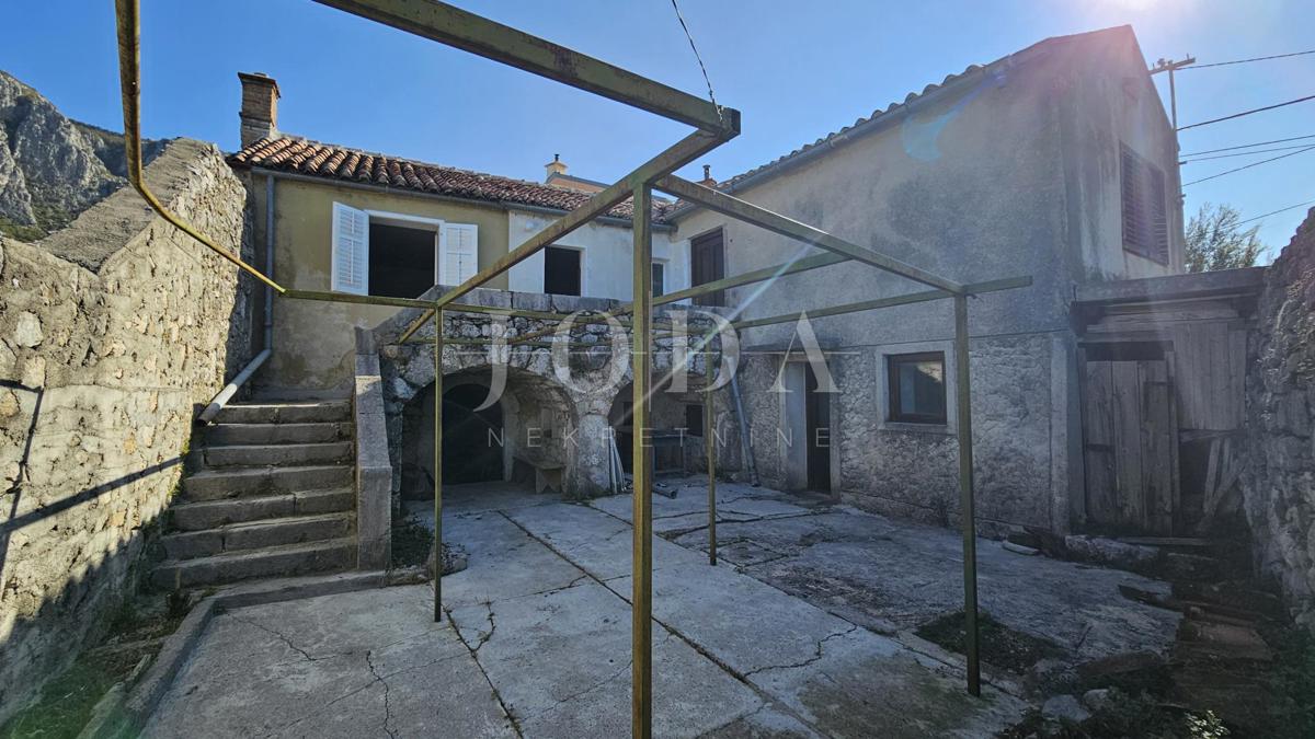 Kamnita starina Grižane s pogledom na jezero