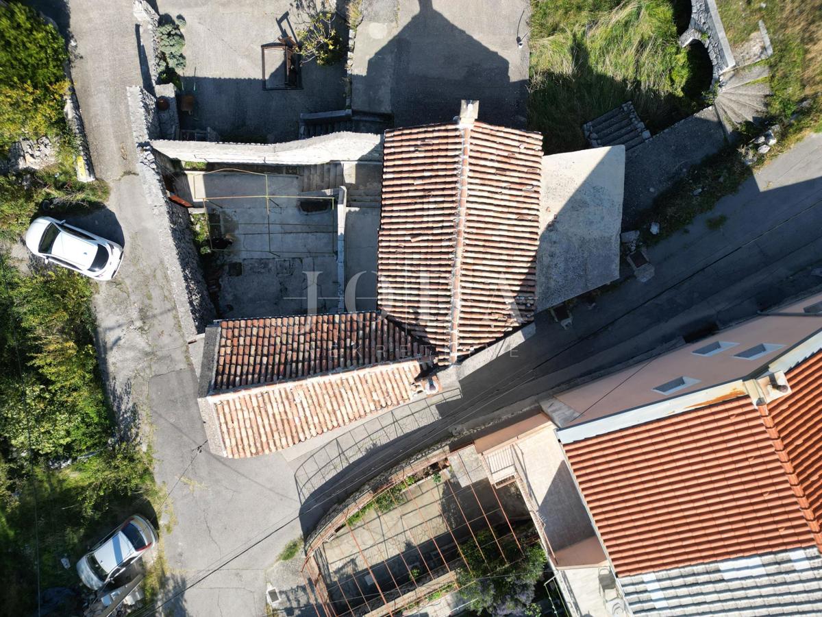 Kamnita starina Grižane s pogledom na jezero