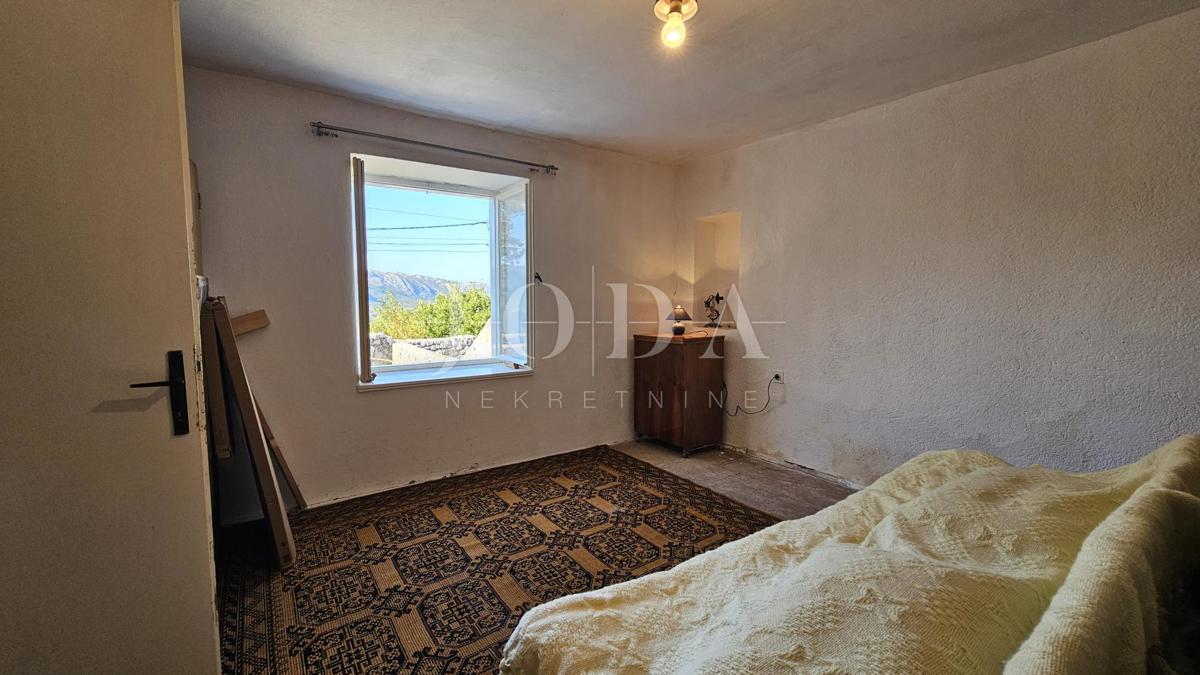 Kamnita starina Grižane s pogledom na jezero