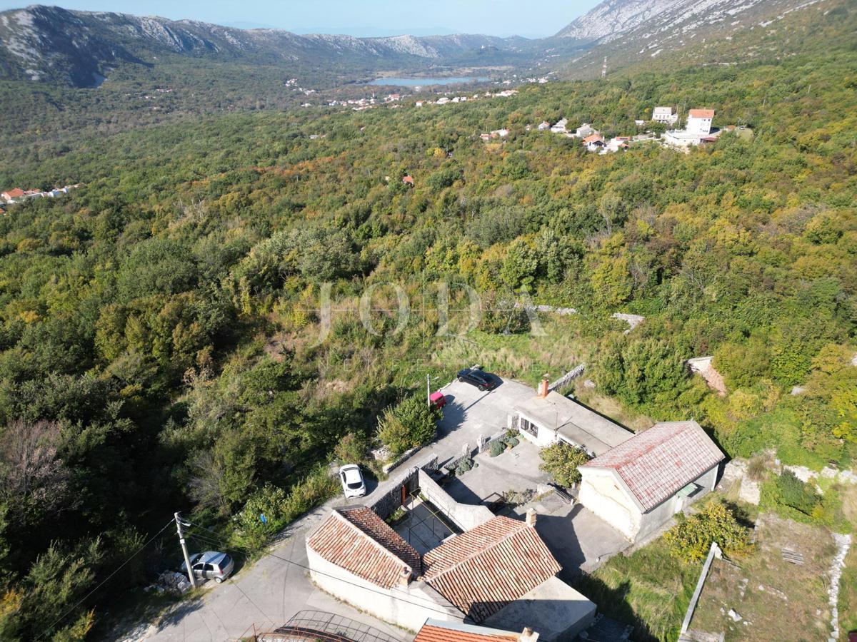 Kamnita starina Grižane s pogledom na jezero
