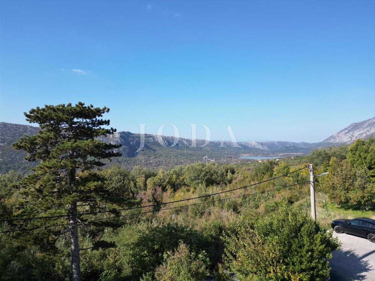 Kamnita starina Grižane s pogledom na jezero