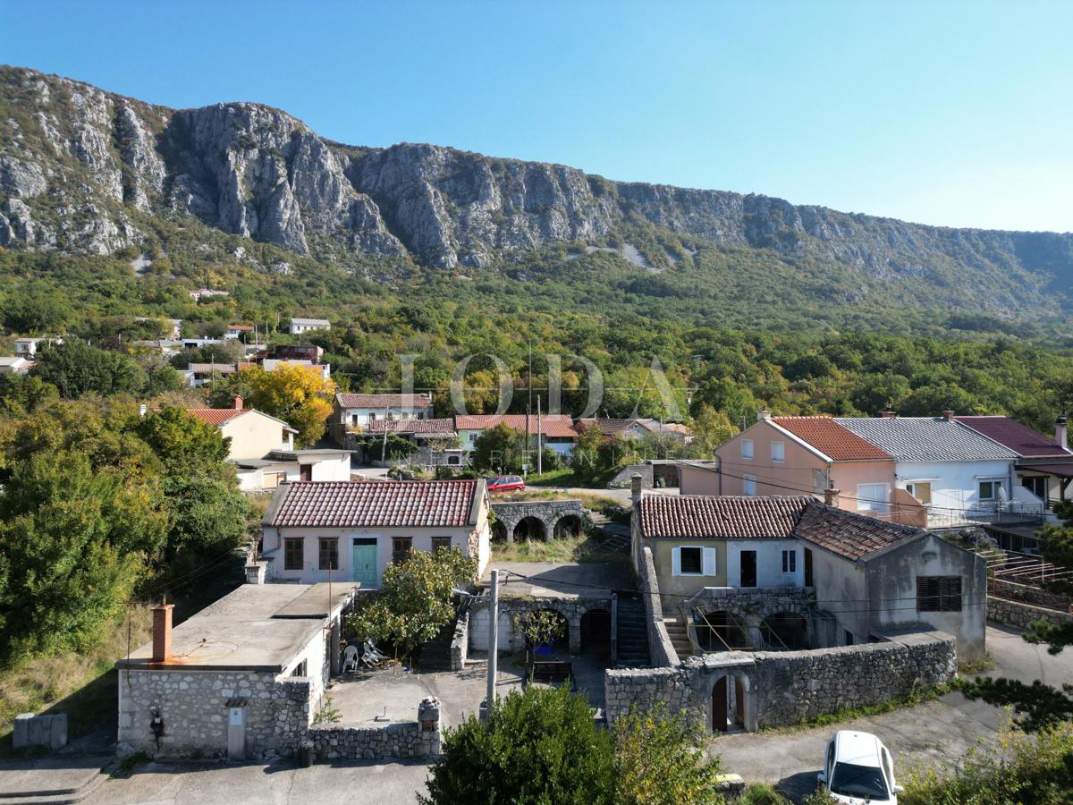 Kamnita starina Grižane s pogledom na jezero
