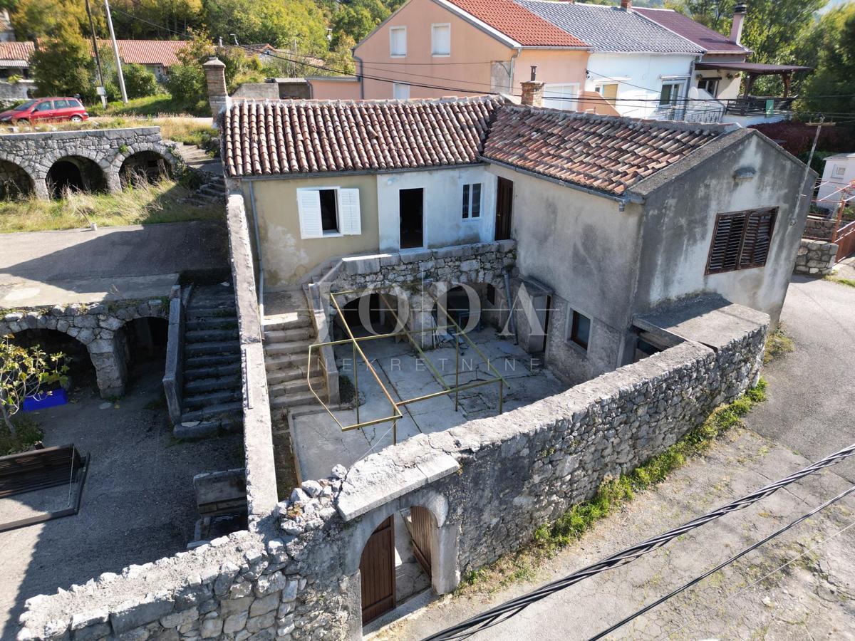 Kamnita starina Grižane s pogledom na jezero