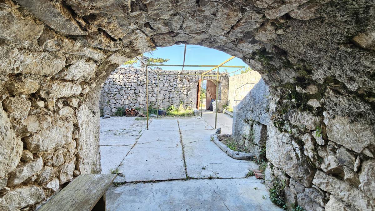 Kamnita starina Grižane s pogledom na jezero