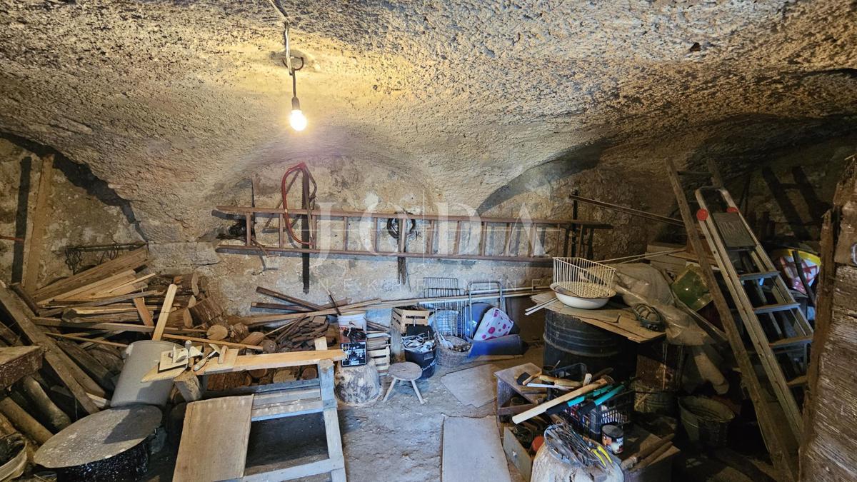 Kamnita starina Grižane s pogledom na jezero