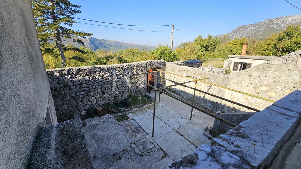 Kamnita starina Grižane s pogledom na jezero