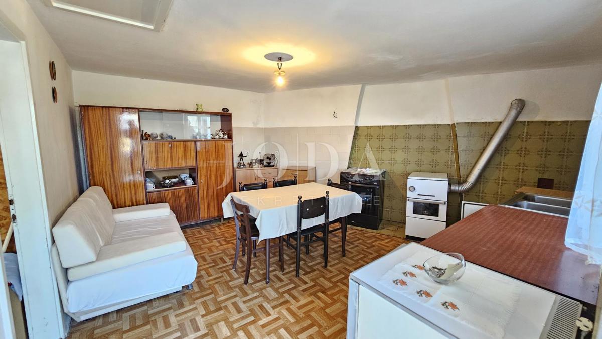 Kamnita starina Grižane s pogledom na jezero