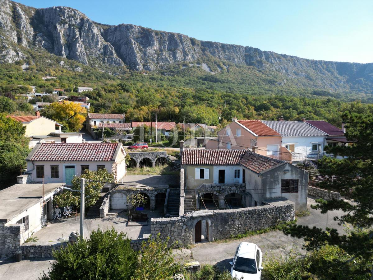 Kamnita starina Grižane s pogledom na jezero