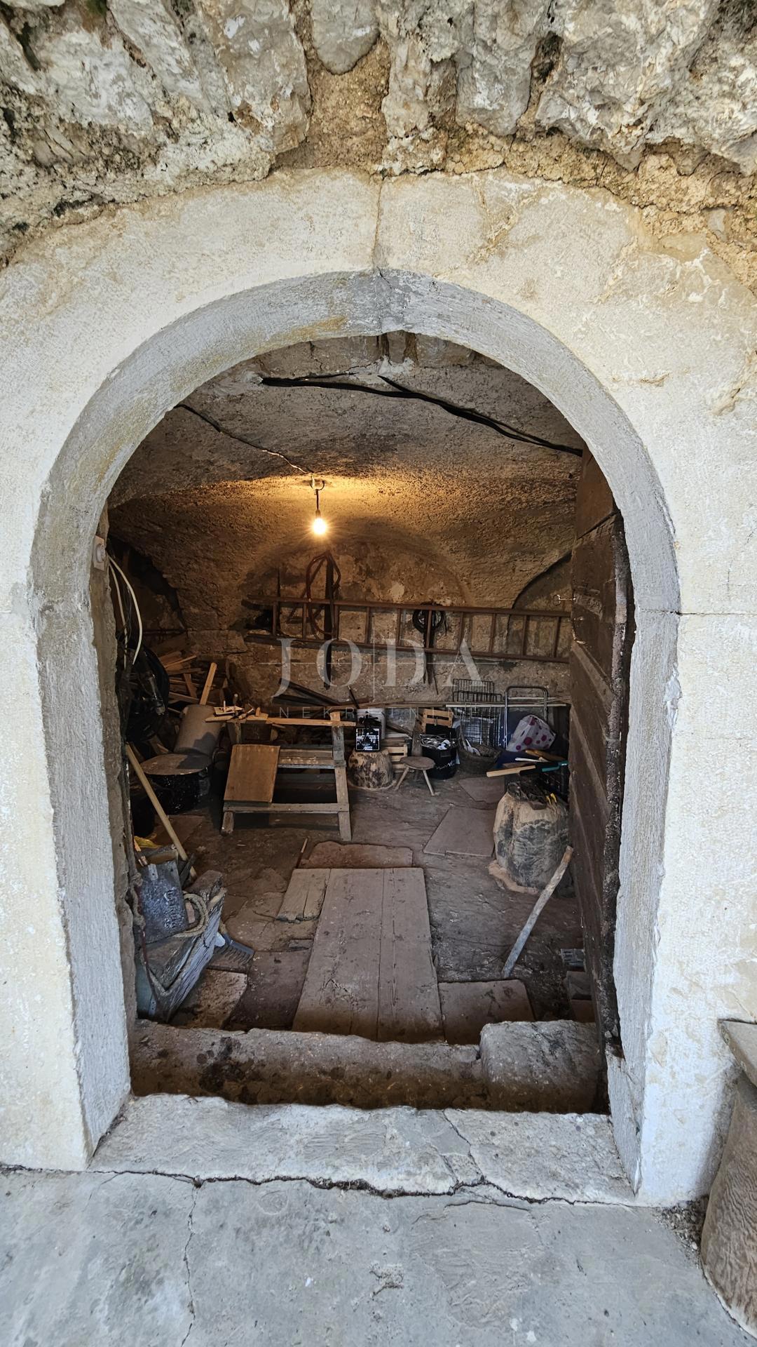 Kamnita starina Grižane s pogledom na jezero