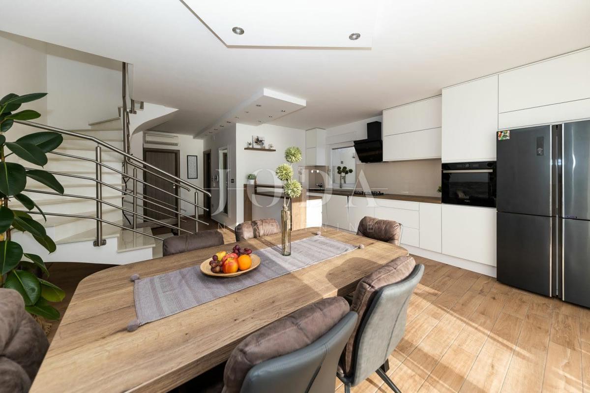 Sodobno dvoetažno stanovanje z dvema terasama in odprtim razgledom na Kvarnerski zaliv