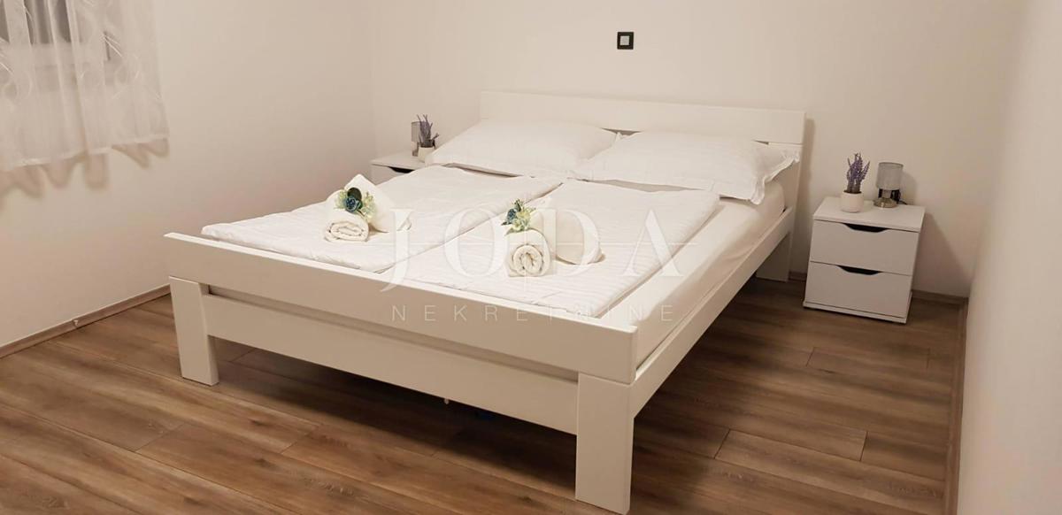 Sodobno dvoetažno stanovanje z dvema terasama in odprtim razgledom na Kvarnerski zaliv