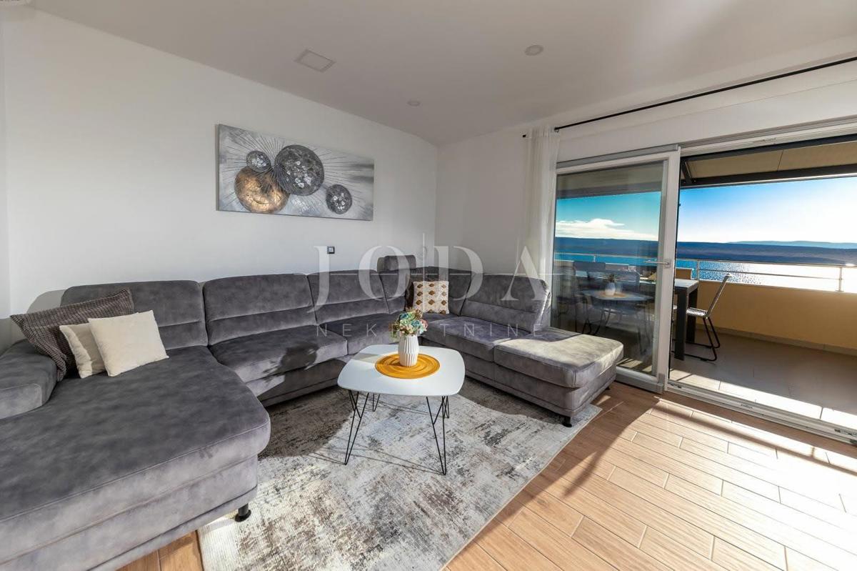 Sodobno dvoetažno stanovanje z dvema terasama in odprtim razgledom na Kvarnerski zaliv