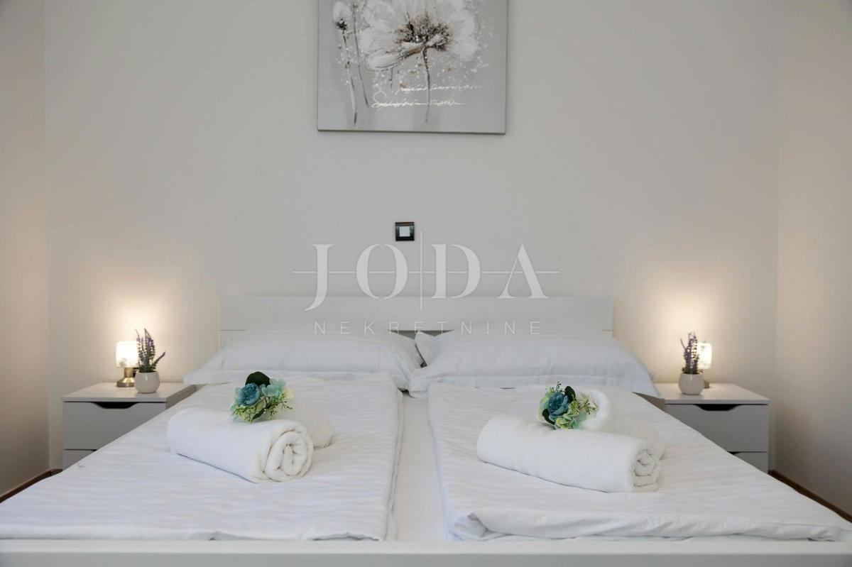 Sodobno dvoetažno stanovanje z dvema terasama in odprtim razgledom na Kvarnerski zaliv