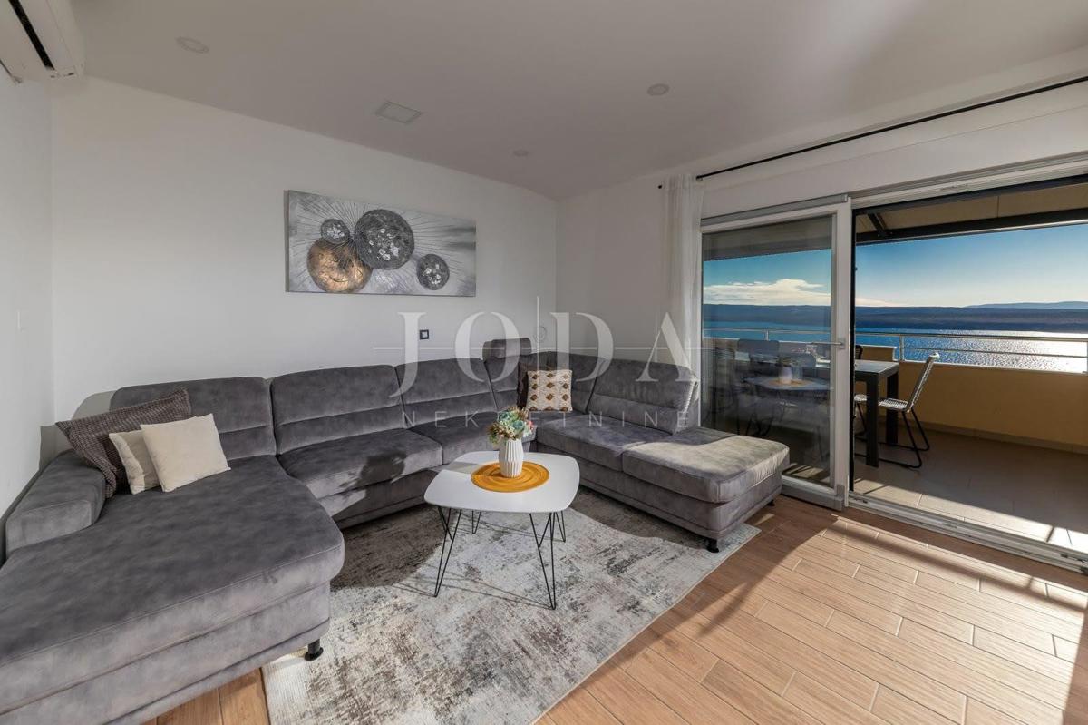 Sodobno dvoetažno stanovanje z dvema terasama in odprtim razgledom na Kvarnerski zaliv