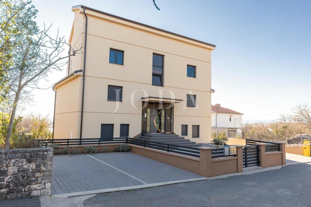 Sodobno dvoetažno stanovanje z dvema terasama in odprtim razgledom na Kvarnerski zaliv