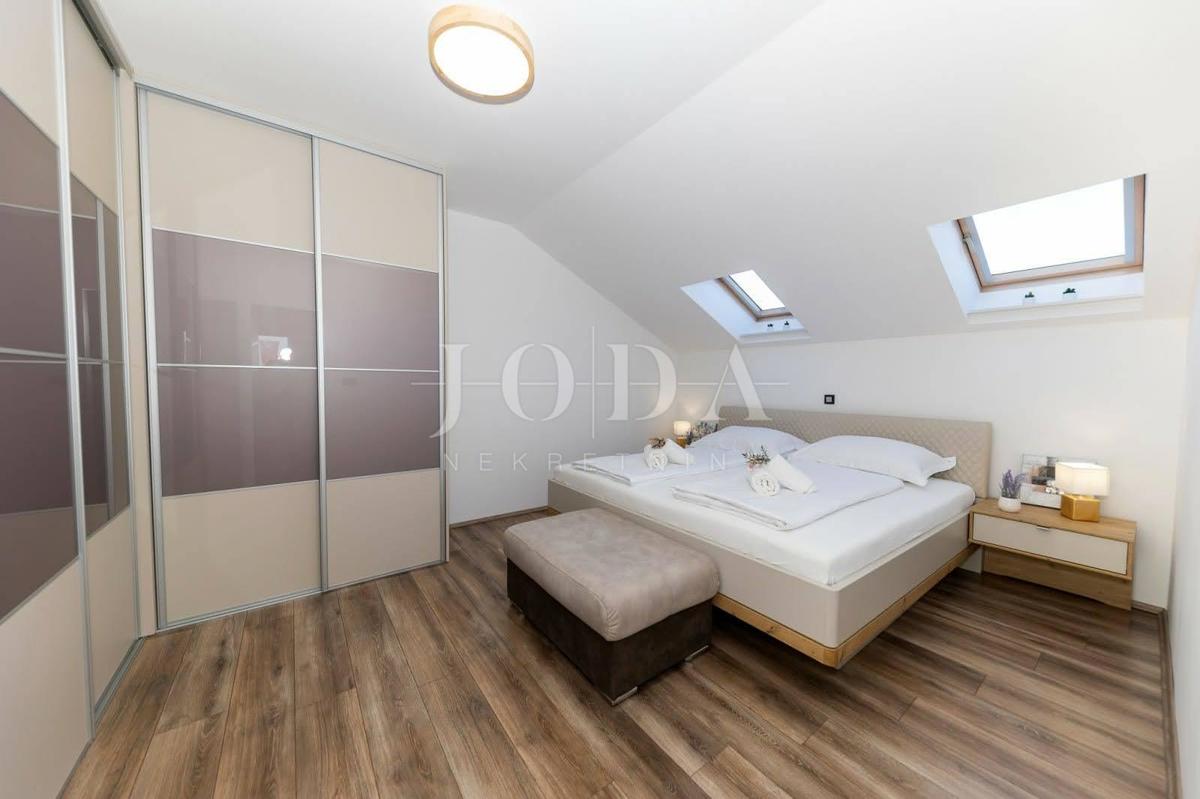 Sodobno dvoetažno stanovanje z dvema terasama in odprtim razgledom na Kvarnerski zaliv