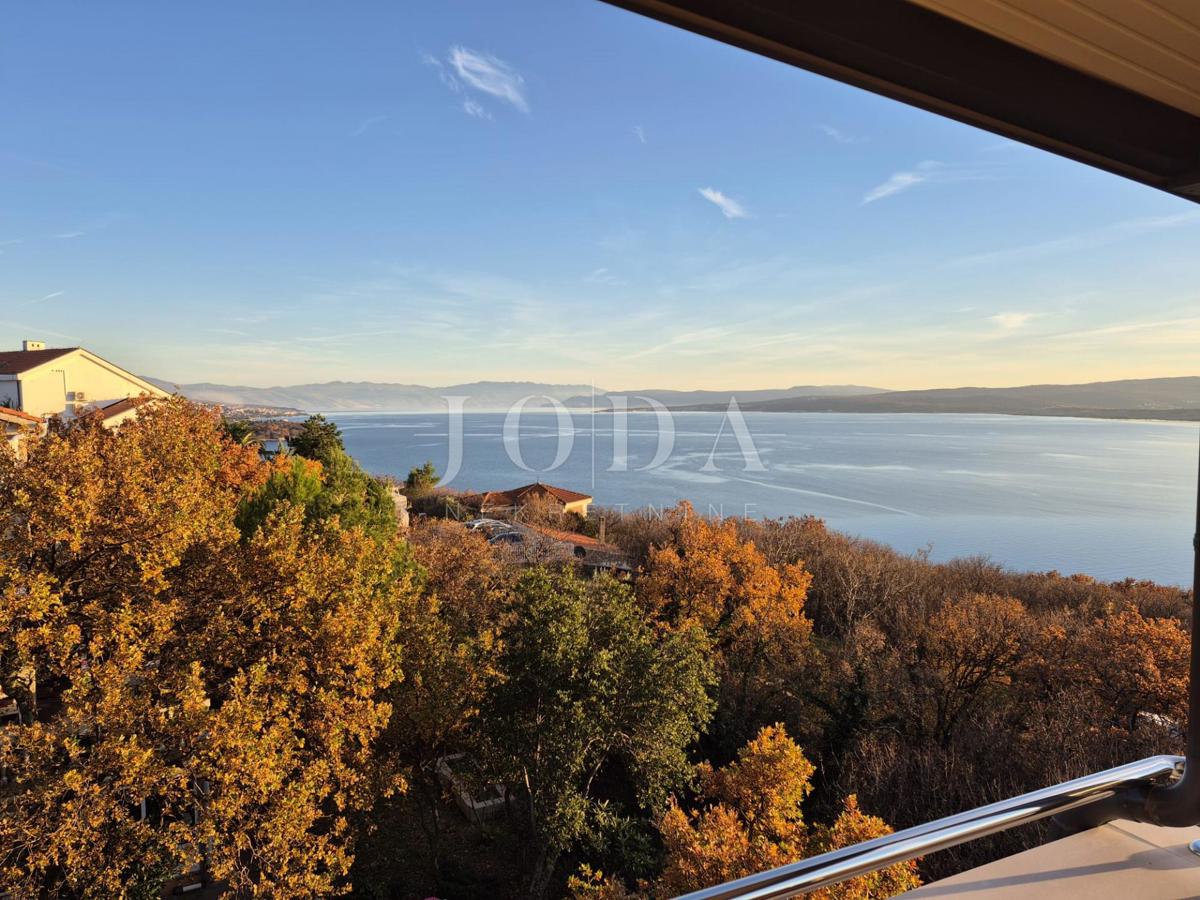 Sodobno dvoetažno stanovanje z dvema terasama in odprtim razgledom na Kvarnerski zaliv