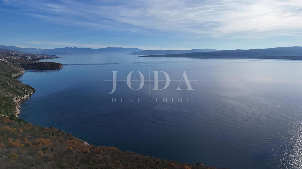 Sodobno dvoetažno stanovanje z dvema terasama in odprtim razgledom na Kvarnerski zaliv