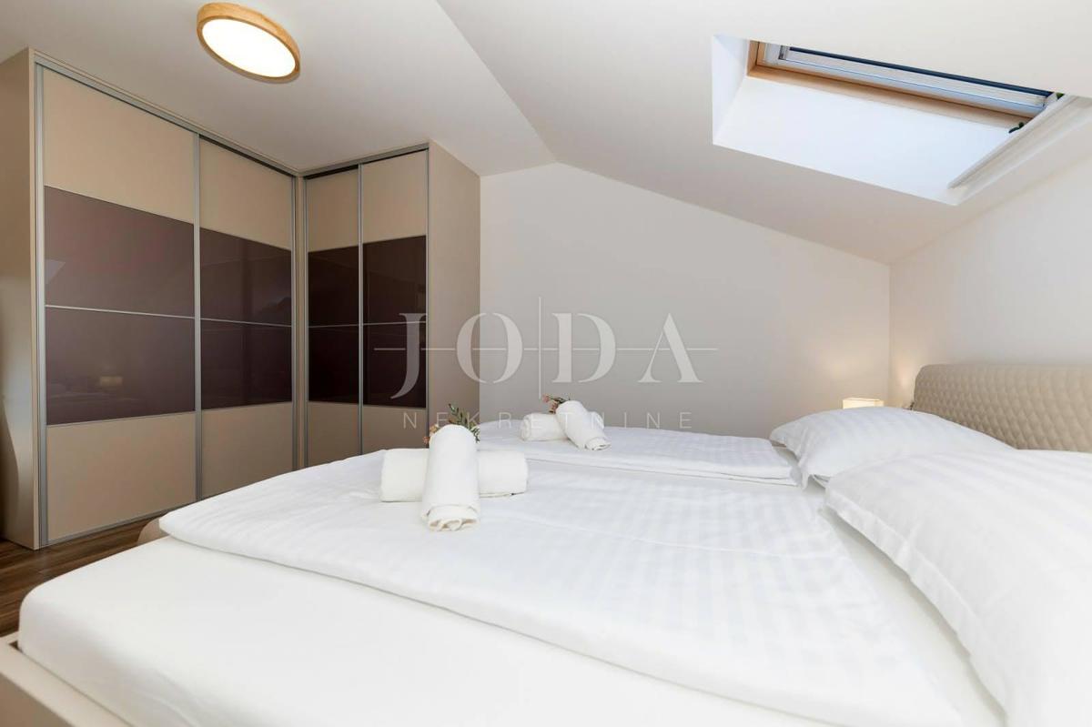 Sodobno dvoetažno stanovanje z dvema terasama in odprtim razgledom na Kvarnerski zaliv