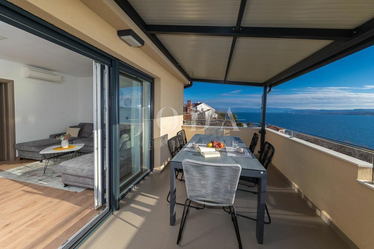 Sodobno dvoetažno stanovanje z dvema terasama in odprtim razgledom na Kvarnerski zaliv
