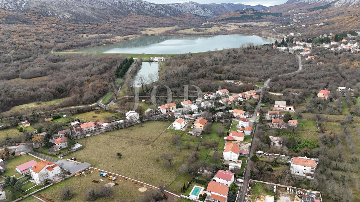 Tribalj – Stavbno zemljišče v centru naselja, ravno zemljišče, infrastruktura na parceli