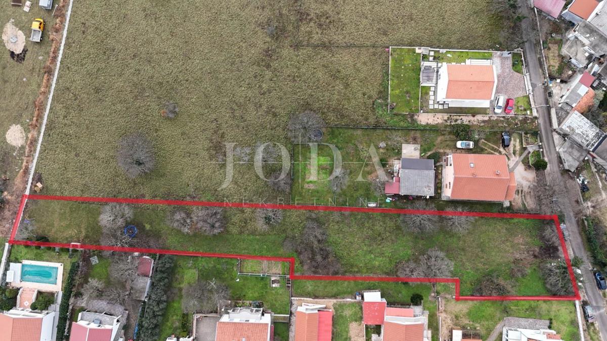 Tribalj – Stavbno zemljišče v centru naselja, ravno zemljišče, infrastruktura na parceli