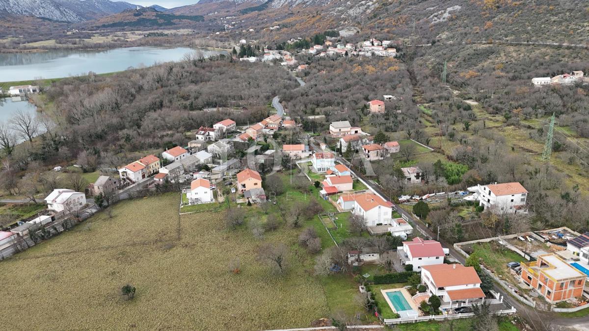 Tribalj – Stavbno zemljišče v centru naselja, ravno zemljišče, infrastruktura na parceli