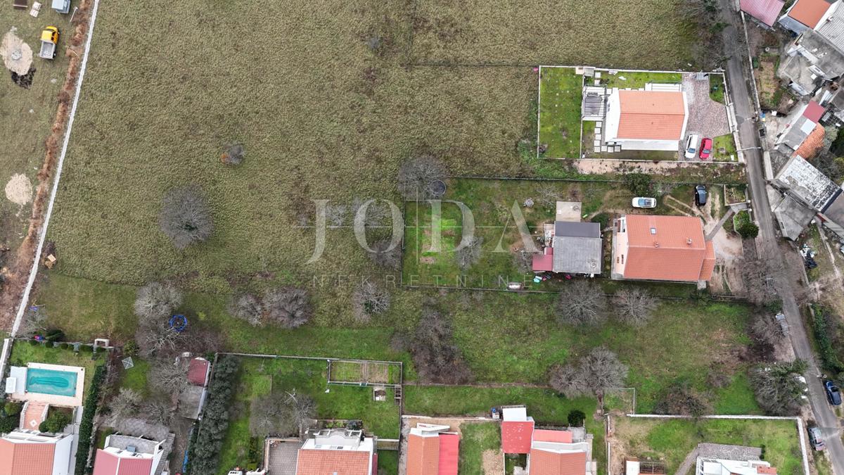 Tribalj – Stavbno zemljišče v centru naselja, ravno zemljišče, infrastruktura na parceli