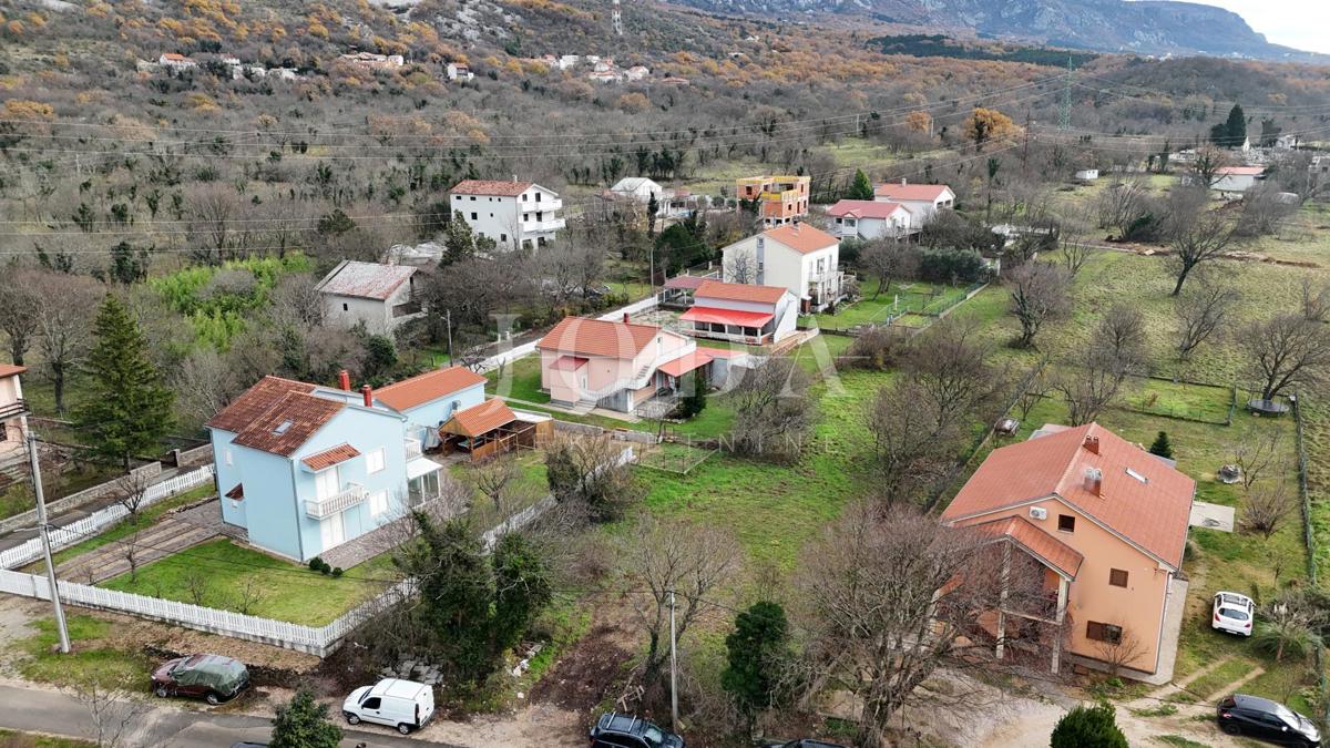 Tribalj – Stavbno zemljišče v centru naselja, ravno zemljišče, infrastruktura na parceli