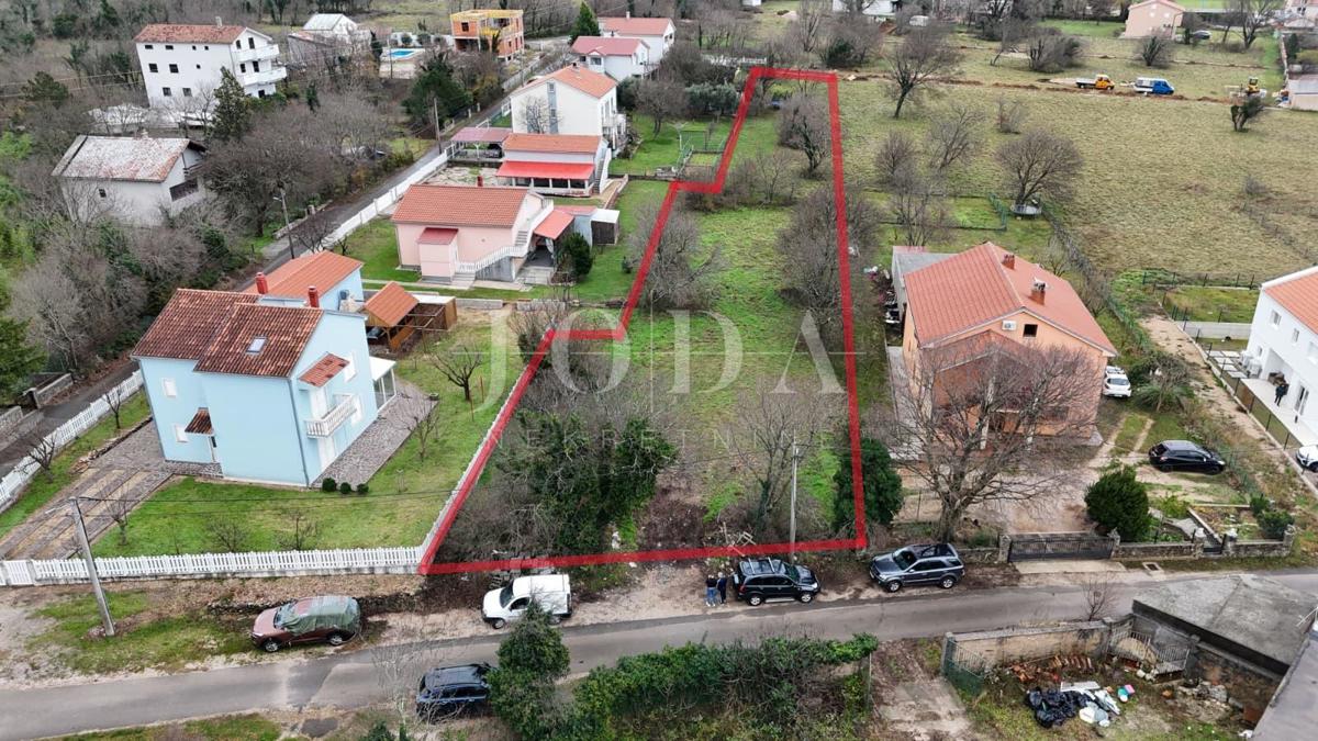 Tribalj – Stavbno zemljišče v centru naselja, ravno zemljišče, infrastruktura na parceli