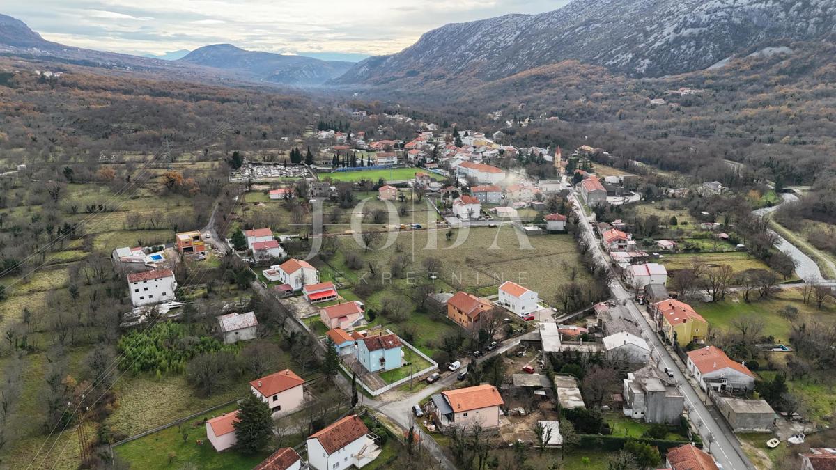 Tribalj – Stavbno zemljišče v centru naselja, ravno zemljišče, infrastruktura na parceli