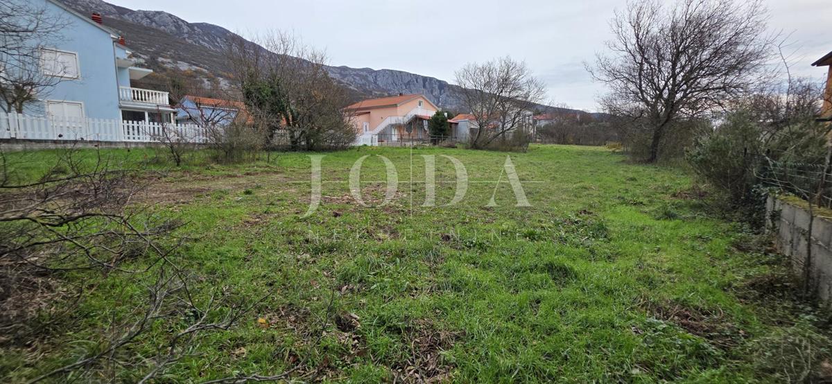 Tribalj – Stavbno zemljišče v centru naselja, ravno zemljišče, infrastruktura na parceli