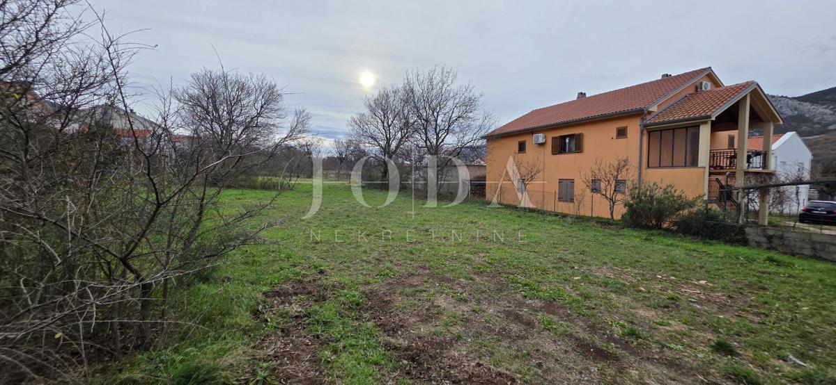 Tribalj – Stavbno zemljišče v centru naselja, ravno zemljišče, infrastruktura na parceli