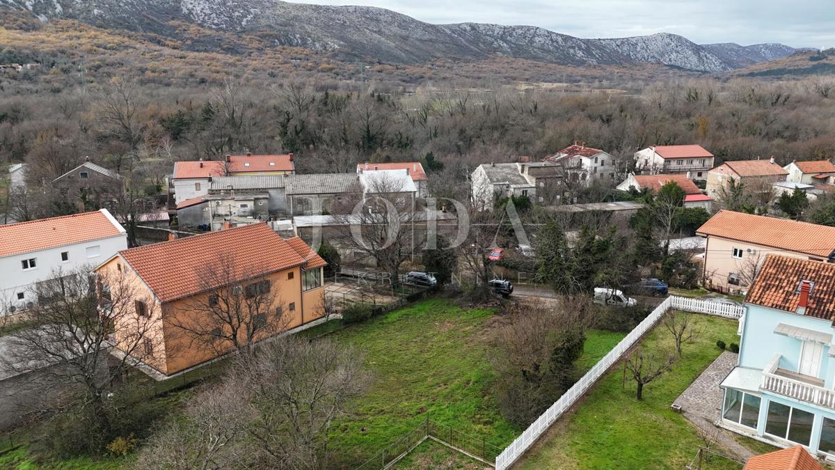 Tribalj – Stavbno zemljišče v centru naselja, ravno zemljišče, infrastruktura na parceli